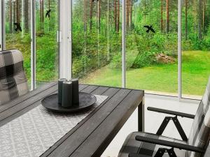 sala de estar con mesa de madera y ventana grande en 6 person holiday home in STMARK en Kristinefors