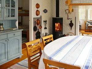 1 dormitorio con cama, fogones y chimenea en 6 person holiday home in STMARK en Kristinefors