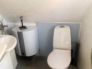 エーロスケービンにある4 person holiday home in Ærøskøbing-By Traumの小さなバスルーム(白いトイレ、シンク付) +11枚の写真