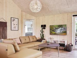una sala de estar con un sofá y una mesa en 24 person holiday home in Hasselberg, en Kappeln