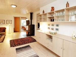 Kuchyň nebo kuchyňský kout v ubytování Three-Bedroom Holiday home in Millinge 1