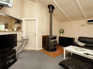 una sala de estar con estufa de leña. en 6 person holiday home in Ansager, en Ansager