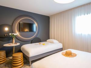 เตียงในห้องที่ ibis Styles Pertuis Portes du Luberon