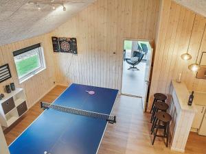 ein Tischtennisraum mit einer Tischtennisplatte in der Unterkunft 10 person holiday home in Hasselberg in Kappeln