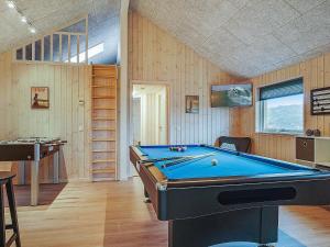 Biliár nebo kulečník v ubytování 10 person holiday home in Hasselberg