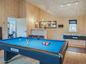 einen Billardtisch in einem Zimmer mit Holzwänden in der Unterkunft 10 person holiday home in Hasselberg in Kappeln