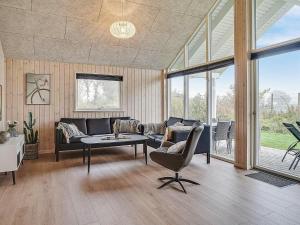 Posezení v ubytování 10 person holiday home in Hasselberg