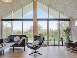 Posezení v ubytování 10 person holiday home in Hasselberg + 12 fotografií