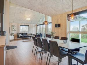 TV a/nebo společenská místnost v ubytování 10 person holiday home in Hasselberg