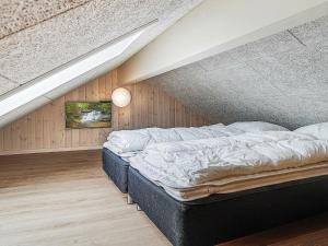 Postel nebo postele na pokoji v ubytování 10 person holiday home in Hasselberg
