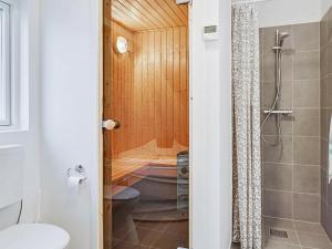Koupelna v ubytování 10 person holiday home in Hasselberg