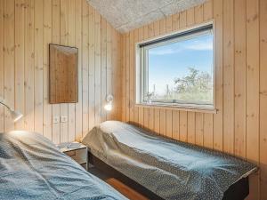 Postel nebo postele na pokoji v ubytování 10 person holiday home in Hasselberg