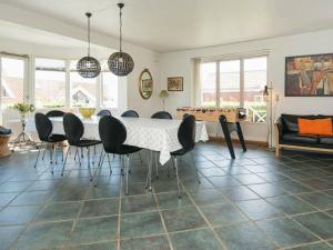 - une salle à manger avec une table de ping-pong et des chaises dans l'établissement 8 person holiday home in Haderslev, à Kelstrup Strand