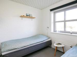 ブラーバンドにある10 person holiday home in Bl vandの小さなベッドルーム(ベッド1台、窓付)