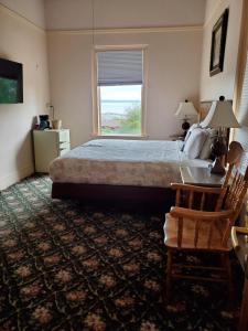 ein Hotelzimmer mit einem Bett und einem Fenster in der Unterkunft Manresa Castle in Port Townsend