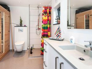 W łazience znajduje się umywalka, toaleta i prysznic. w obiekcie Holiday home Haderslev II w mieście Årøsund