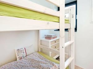1 dormitorio pequeño con literas y 1 cama en Holiday home Haderslev II en Årøsund