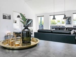 una sala de estar con un jarrón sobre una mesa en 6 person holiday home in L kken, en Løkken