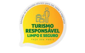 Ein Schild für eine Toilette mit einem Koffer. in der Unterkunft Hotel Praia do Conde in Conde
