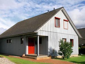 KaltenhofにあるHoliday house on the island of Poelの赤い扉のある小屋