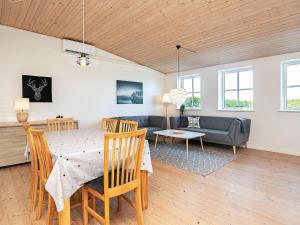 - un salon avec une table et un canapé dans l'établissement 6 person holiday home in Faaborg, à Fåborg