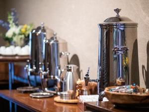 een houten tafel met zilveren containers erop bij UCLA Lake Arrowhead Lodge in Lake Arrowhead