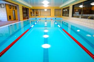 una gran piscina con carriles azules y rojos en Park Hotel Izida, en Dobrich