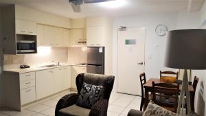 Cucina o angolo cottura di Mooloolaba Beachfront Apartment in Sandcastles