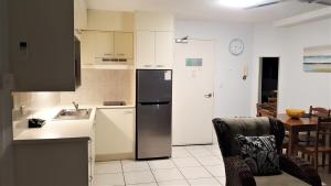 Cucina o angolo cottura di Mooloolaba Beachfront Apartment in Sandcastles