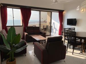 Una televisión o centro de entretenimiento en The View Ferringhi 3BR Apartment