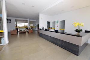 un hall d'un bureau avec une réception dans l'établissement 304 Flat Edifício Everest, à Caldas Novas 24 autres photos