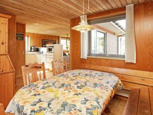 スナーヴィグにある9 person holiday home in Ringk bingのベッドルーム1室(ベッド1台付)、キッチン