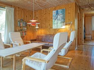 salon ze stołem i krzesłami w obiekcie 6 person holiday home in Nex w mieście Vester Sømarken