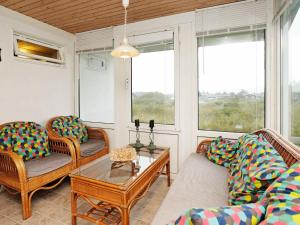 Ruang duduk di 6 person holiday home in R m