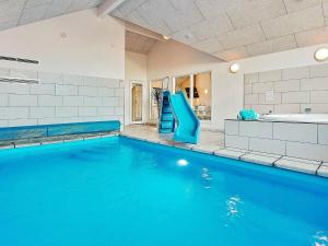 una piscina con un tobogán en una casa en 16 person holiday home in Glesborg, en Fjellerup Strand