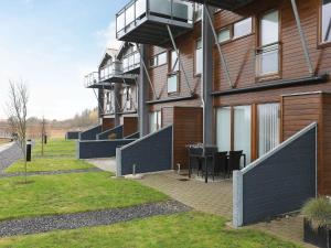 un edificio con un balcón en el lateral. en 4 person holiday home in Bogense en Bogense