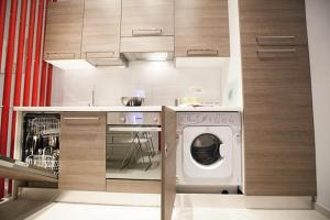 cocina con lavadora y lavavajillas en ComfortHouse Plus, en Lido di Ostia 7 fotos más