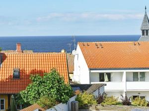 グドイェムにあるHoliday Home Brøddegade IIIの建物の屋根と海の景色を望む