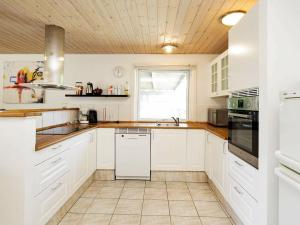 Asnæsにある6 person holiday home in Asn sの白いキャビネットと窓付きの白いキッチン