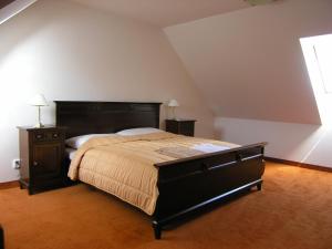 sypialnia z dużym łóżkiem i 2 szafkami nocnymi w obiekcie Grand Hotel Strand w Drużbakach Wyżnych