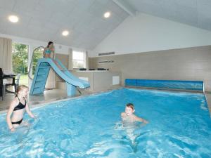 un niño y una niña en una piscina en 18 person holiday home in Tisvildeleje, en Tisvildeleje