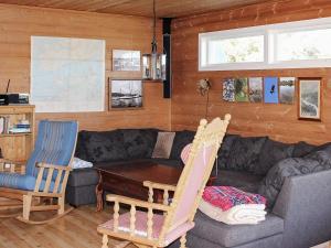 Posezení v ubytování Five-Bedroom Holiday home in Kvenvær
