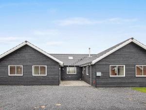 カッペルンにある16 person holiday home in Hasselbergの私道黒家