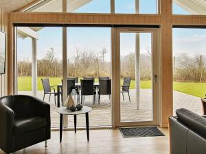 Posezení v ubytování 16 person holiday home in Hasselberg