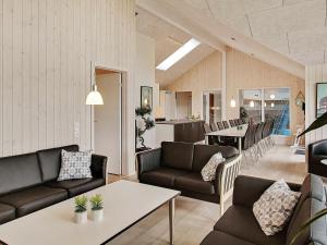 Posezení v ubytování 16 person holiday home in Hasselberg