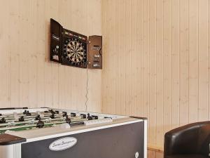 Herní místnost v ubytování 16 person holiday home in Hasselberg