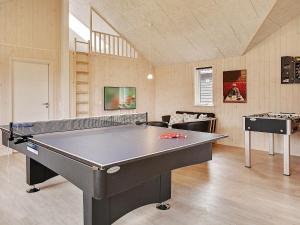 Herní místnost v ubytování 16 person holiday home in Hasselberg