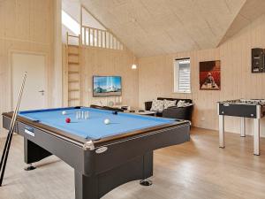 Biliár nebo kulečník v ubytování 16 person holiday home in Hasselberg