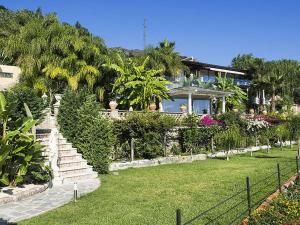レトイアンニにあるModern Villa in Letojanni with Private Poolの階段と植物のある庭付きの家