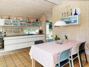 スケーエンにあるHoliday home Skagen XXのキッチン、ダイニングルーム(テーブル、椅子付)